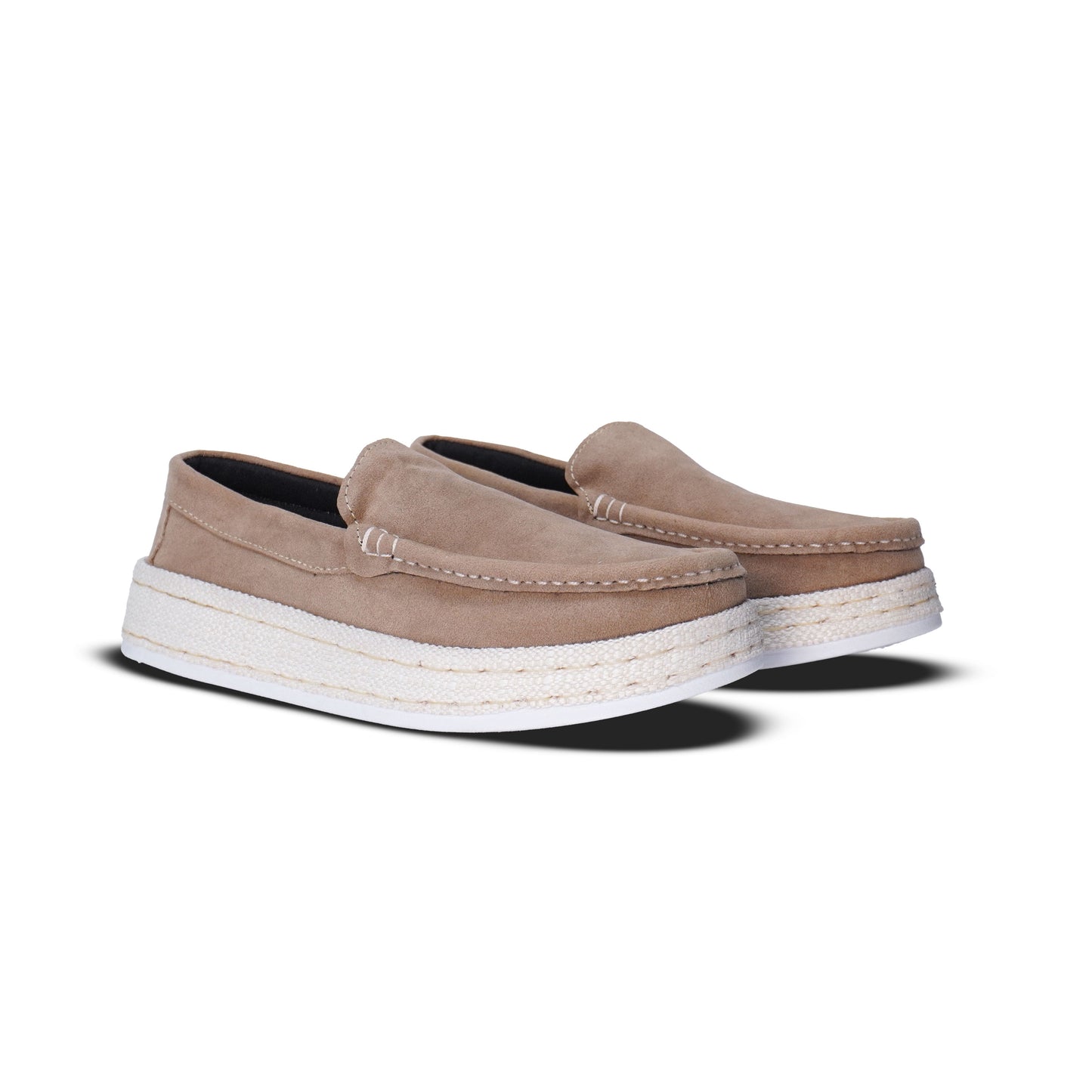 Mocasín en gamuza con suela estilo yute, cómodo y versátil. Ideal para looks casuales de primavera verano y uso diario en Colombia.