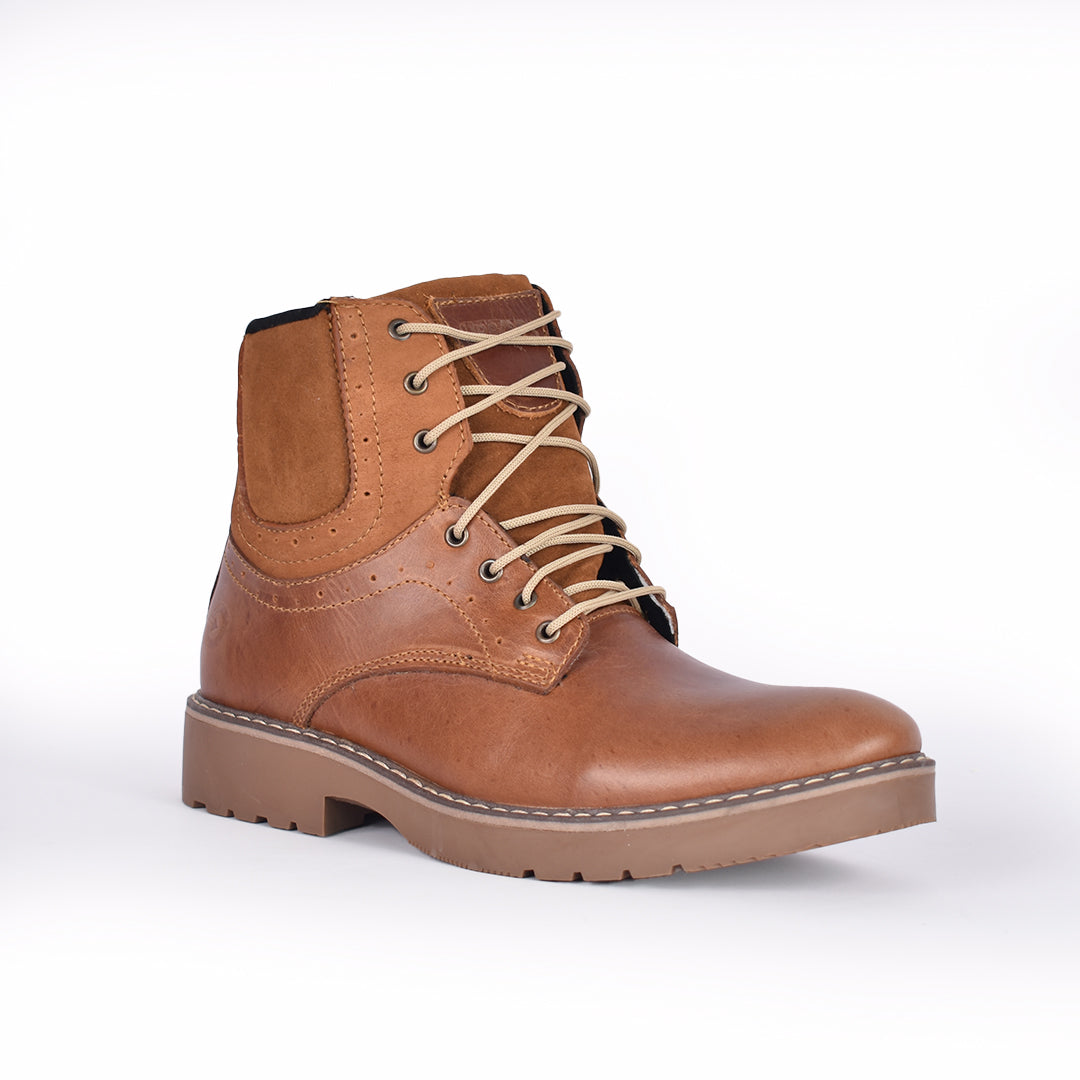 Bota urbana Alpes en cuero flor y gamuza con suela en caucho cosida. Resistente, cómoda y versátil para uso diario y estilo outdoor en Colombia.