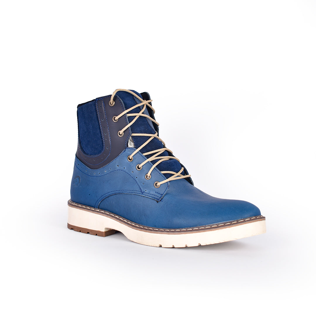 Bota urbana Alpes en cuero flor y gamuza con suela en caucho cosida. Resistente, cómoda y versátil para uso diario y estilo outdoor en Colombia.