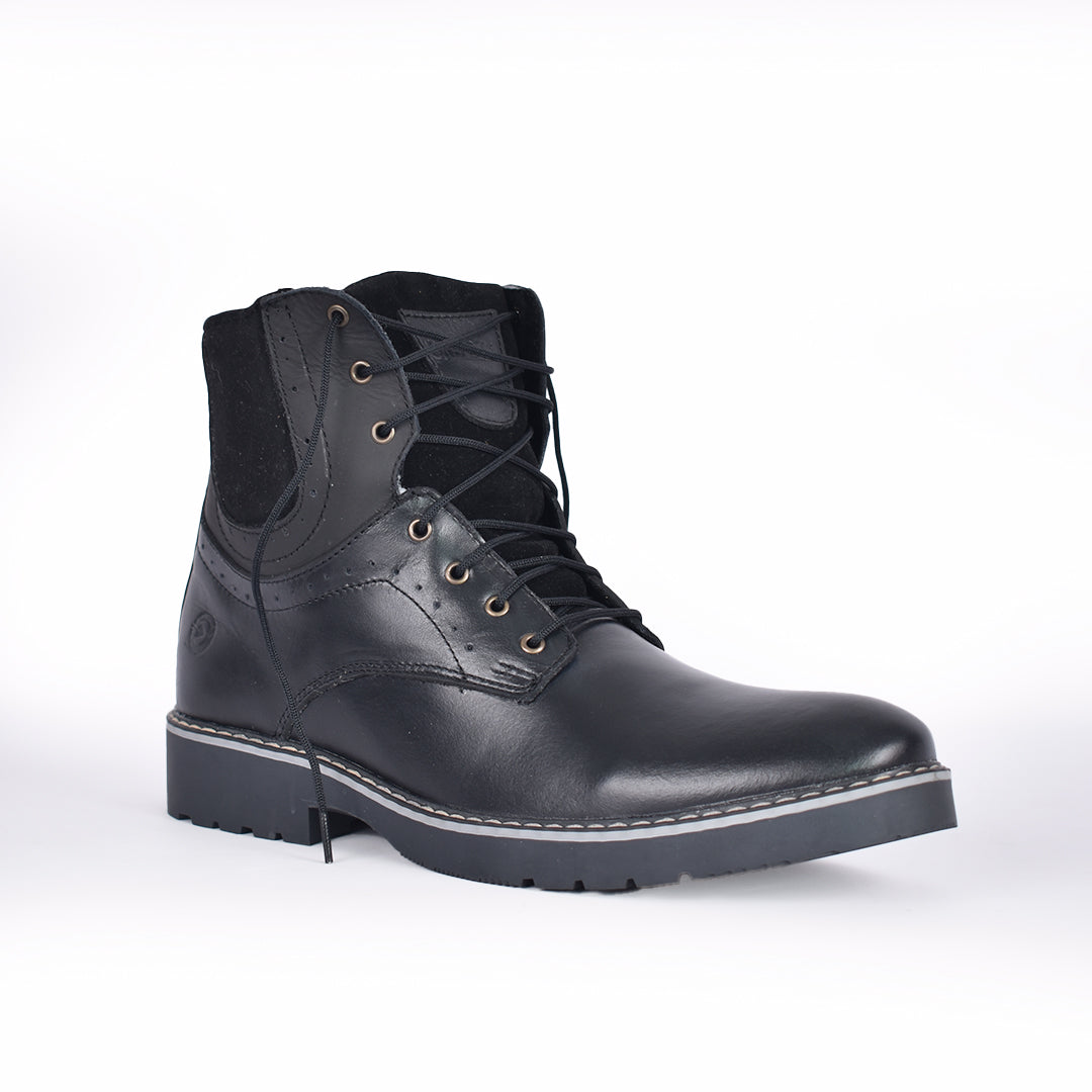 Bota urbana Alpes en cuero flor y gamuza con suela en caucho cosida. Resistente, cómoda y versátil para uso diario y estilo outdoor en Colombia.
