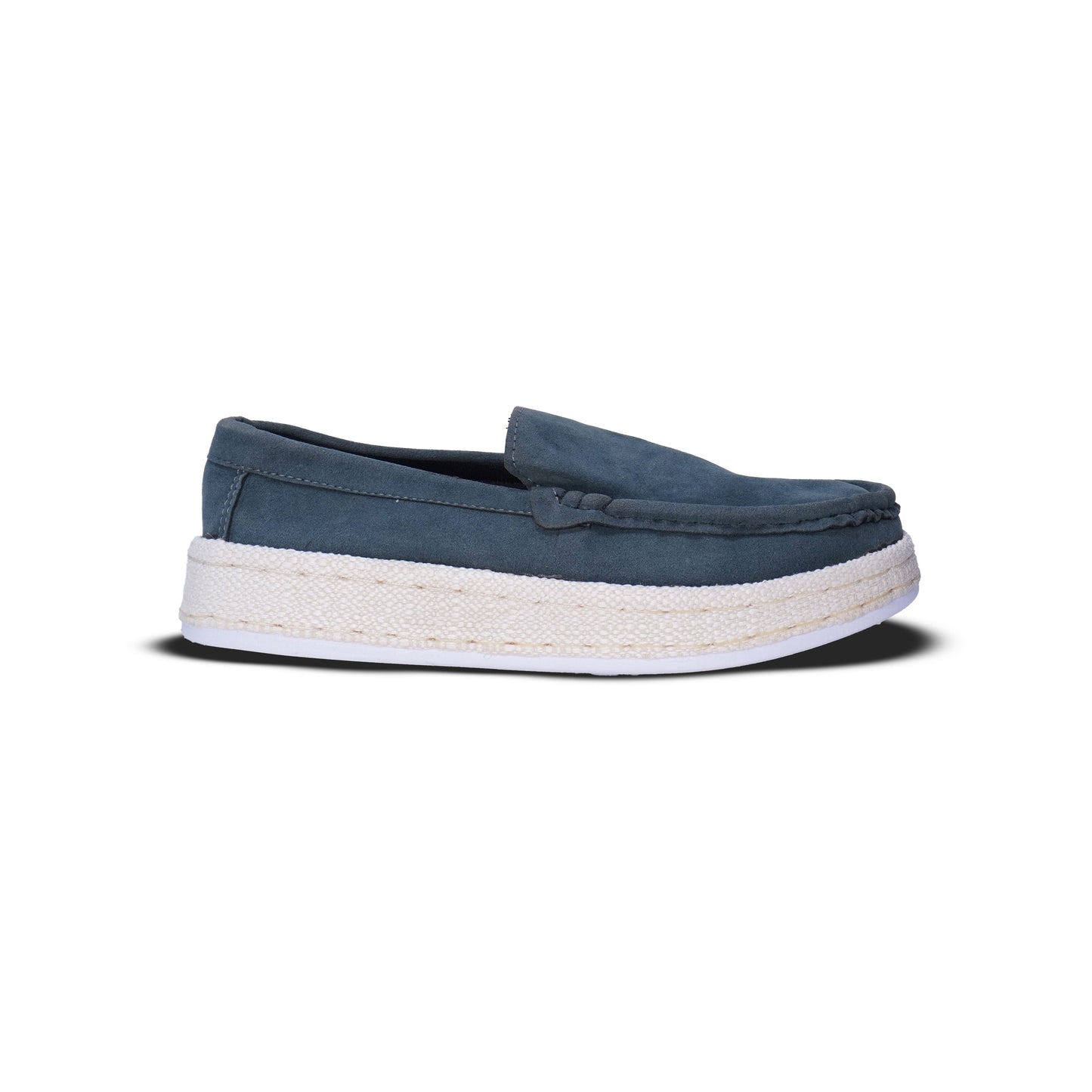 Mocasín en gamuza con suela estilo yute, cómodo y versátil. Ideal para looks casuales de primavera verano y uso diario en Colombia.