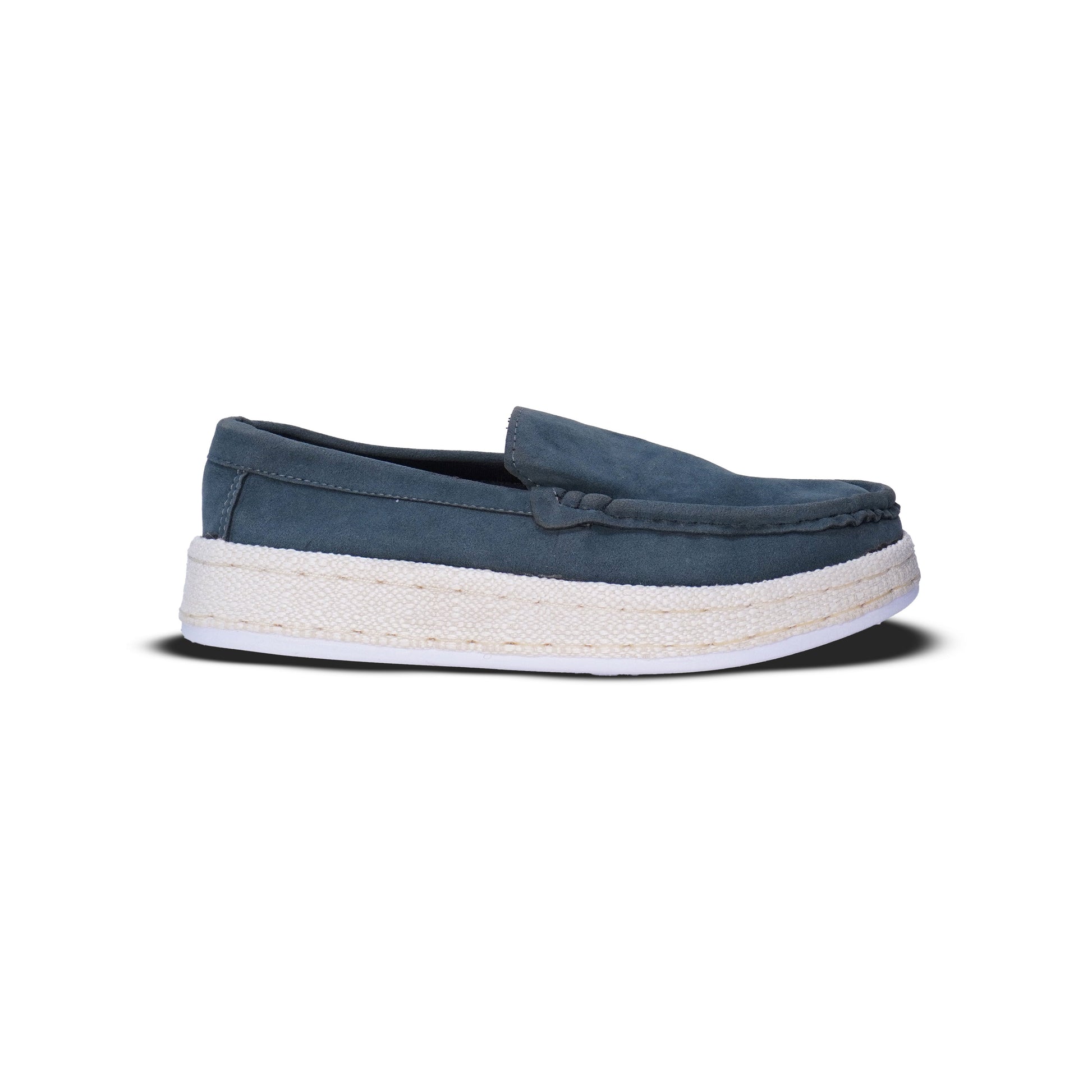 Mocasín en gamuza con suela estilo yute, cómodo y versátil. Ideal para looks casuales de primavera verano y uso diario en Colombia.