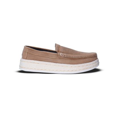 Mocasín en gamuza con suela estilo yute, cómodo y versátil. Ideal para looks casuales de primavera verano y uso diario en Colombia.