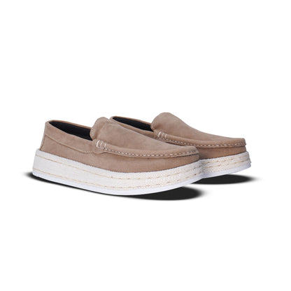 Mocasín en gamuza con suela estilo yute, cómodo y versátil. Ideal para looks casuales de primavera verano y uso diario en Colombia.